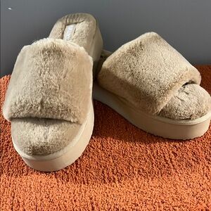 Women's Tan Fur Slippers